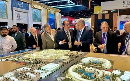 العارضون في الجناح المصري بمعرض سوق السفر العربي: الحكومة تبذل جهوداً كبيرة في تطوير البنية السياحية بمصر