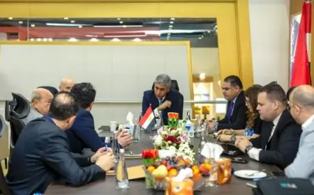 وزير السياحة يناقش تعزيز التعاون مع شركات الطيران الدولية والعربية وفتح فرص جديدة للاستثمار الفندقي في مصر