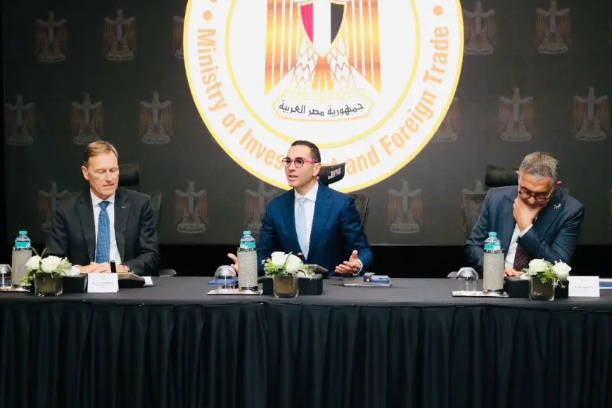 وزير الاستثمار يناقش مع وفد جمعية أرباب العمل الفرنسية سبل تعزيز التعاون بين البلدين