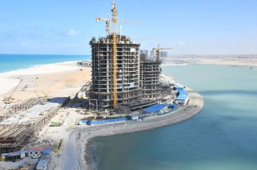 وزير الإسكان: استكمال جميع أعمال الهيكل الخرساني لـ15 برجاً من الأبراج الشاطئية في العلمين الجديدة