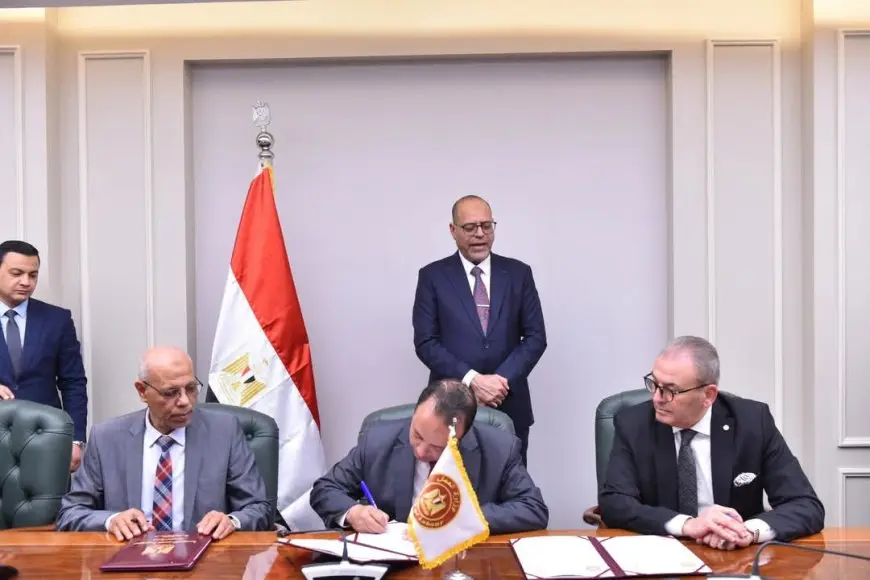 توقيع اتفاقية تعاون بين وزارة العمل وغرفة صناعة الملابس لتلبية احتياجات القطاع