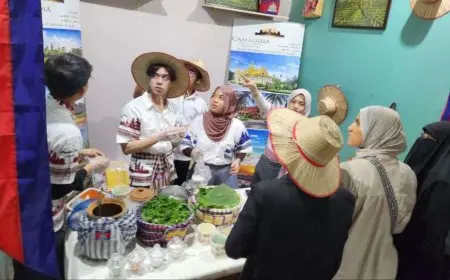 سفير كمبوديا في القاهرة يزور معرض “ديارنا” لزهور الربيع