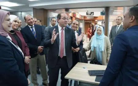 خلال جولات ميدانية.. وزير المالية يتبادل الحديث مع الممولين والموظفين في المراكز والمأموريات الضريبية