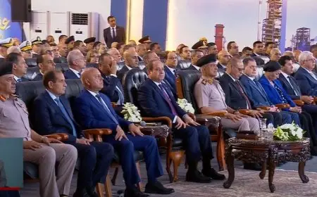 احتفال عيد العمال: الرئيس السيسي يتلقى درع الاتحاد العام لنقابات عمال مصر