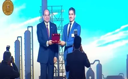 الرئيس السيسي يمنح تكريمًا لعدد من النماذج المتميزة في مجالات العمل المتنوعة