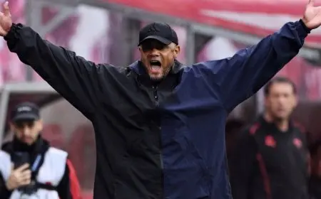 كومباني يحتفي بتتويج بايرن ميونيخ بلقب الدوري الألماني ويبارك للاعبيه