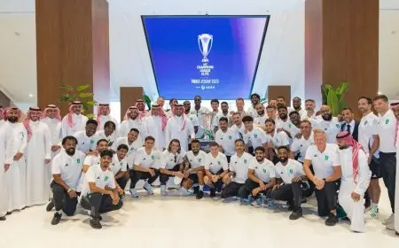 وزير الرياضة السعودي يستقبل فريق الأهلي بعد فوزه بلقب دوري أبطال آسيا