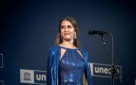 فرح الديباني تسطع بأناقتها في افتتاح بطولة العالم العسكرية للفروسية 2025!