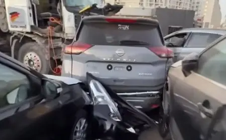 تريلا تصطدم بمعرض سيارات بالقطامية وتحطم كل شيء!