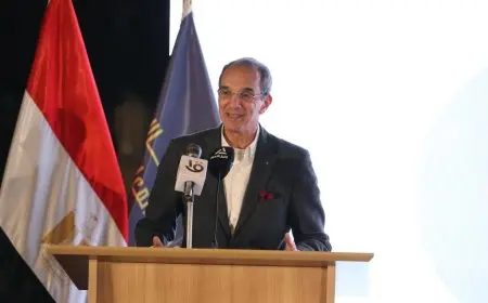 وزير الاتصالات يدعو محافظ طوكيو إلى زيارة مثيرة لمصر لتبادل الخبرات!