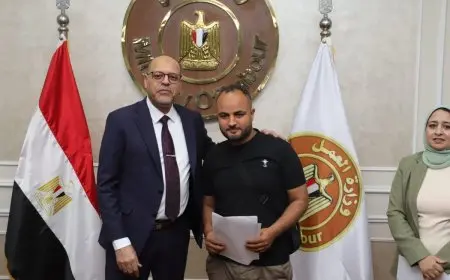 وزير العمل يُعلن توزيع عقود عمل في الإمارات: احصل على فرصة عمل الآن!