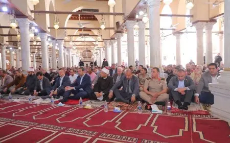 مفاجأة: محافظ دمياط يصلي الجمعة في مسجد عمرو بن العاص!