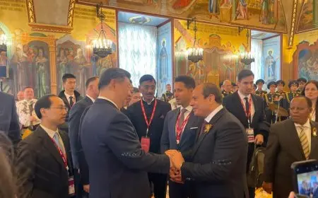 رئيس مصر يتصافح مع قادة دول بارزة في احتفالات عيد النصر – لن تصدق ما حدث في موسكو!