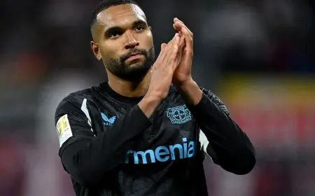 يُشير جوناثان تاه إلى احتمال مغادرته الدوري الألماني، مما يثير اهتمام ريال مدريد وبرشلونة