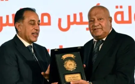 رئيس الوزراء يفاجئ علي مصيلحي بتكريمه الخاص! اكتشف السر وراء جهوده الكبيرة في ملف الحماية الاجتماعية