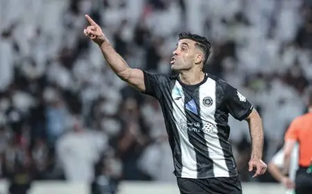 حمد الله يحرز هدفين قبل طرده في مباراة فوز الشباب على الأهلي