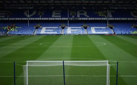 نساء إيفرتون يتسلمون ملعب غوديسون بارك