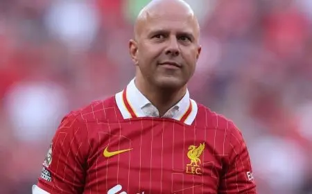 في موسمه الأول.. هل سيفوز سلوت بلقب أفضل مدرب في الدوري الإنجليزي الممتاز؟