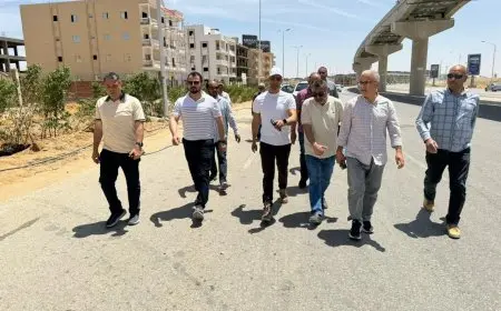رئيس جهاز مدينة القاهرة الجديدة يزور مشروعات تطوير الطرق ويثير الدهشة