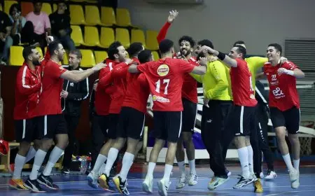 العنوان: فوز ساحق للأهلي على الجيش الملكي المغربي والتتويج بكأس الكؤوس الإفريقية لليد!