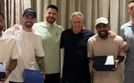 بسبب وعد سابق.. جيسوس يمنح لاعبي الهلال ساعات فاخرة كمكافأة