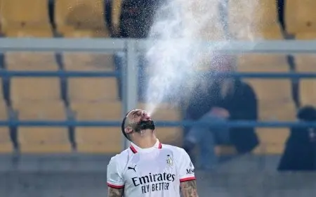 لماذا يقوم لاعبو كرة القدم بالبصق بالماء الذي يتناولونه؟