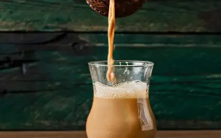 هل تعلم ماذا يحدث عندما تضيف اللبن إلى كوب الشاي؟ اكتشف الإجابة في هذا الفيديو!