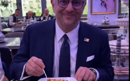 كبير مستشاري ترامب يدهش الجميع بإعداد طبق الكشري بنفسه في القاهرة! شاهد الصور والتفاصيل الحصرية الآن