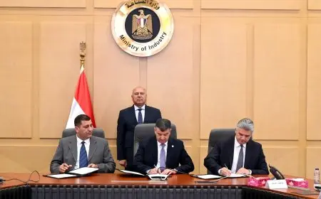 وزير النقل يفجّر مفاجأة كبرى! تعرف على تفاصيل عقد إعادة تأهيل ترام الرمل الضخم الذي وقع عليه اليوم