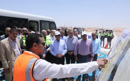 كامل الوزير يزور منطقة صناعية بالمنيا ويفتتح مصنع أزياء جديد!