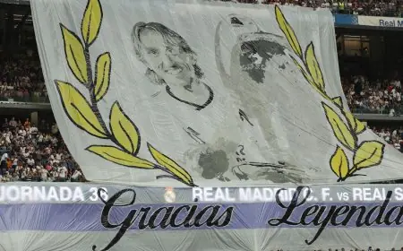 جماهير ريال مدريد تردد اسم مودريتش وأنشيلوتي يمسح دموعه