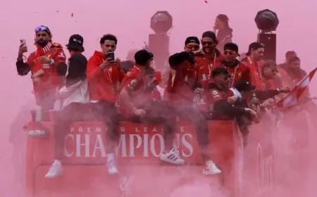 أرنولد يتألق في لحظة تاريخية خلال موكب تتويج ليفربول