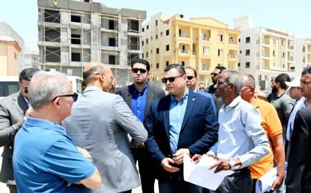 وزير الإسكان يستعرض تحديثات المحاور والطرق الرئيسية في العاصمة الإدارية والقاهرة الجديدة