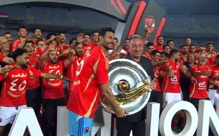 بعد تتويج الأهلي بلقب الدوري المصري، الخطيب والشناوي يحتفلان برفع الدرع في لحظة تاريخية!