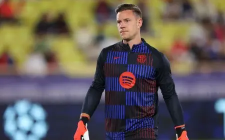 “لابورتا قد يضحي بقائد برشلونة من أجل التعاقد مع حارس إسبانيول!”