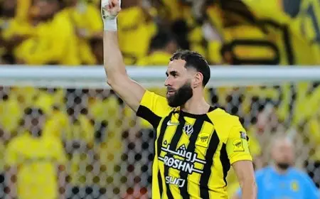 “الشوط الأول: الاتحاد يتفوق بهدفين بينما القادسية يتمسك بالأمل”