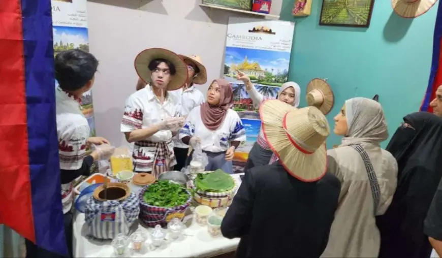 سفير كمبوديا في القاهرة يزور معرض “ديارنا” لزهور الربيع