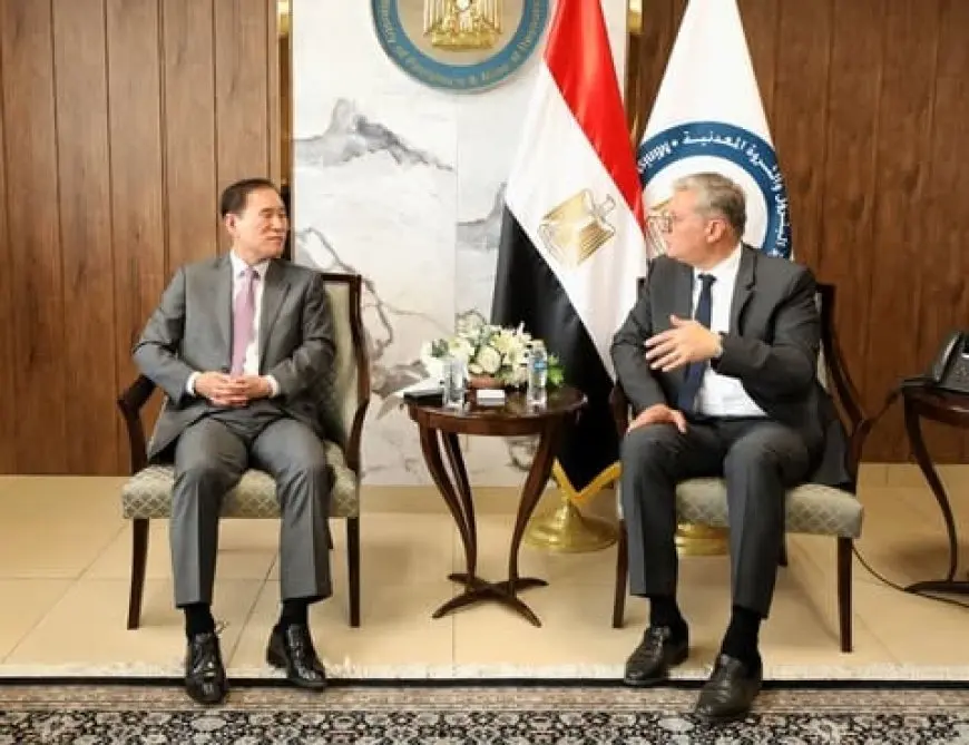 وزير البترول يستعرض مع مسؤول كوري فرص الاستثمار في القطاع