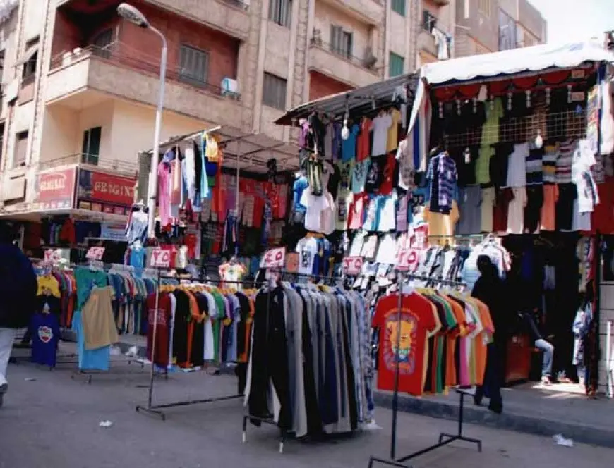 سوق الملابس المستعملة في مصر.. ملاذ للمواطنين وتهديد للصناعات المحلية