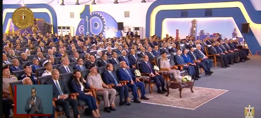 احتفالات عيد العمال: الرئيس السيسي يتابع عرض فيلم وثائقي بعنوان “أياد كريمة”