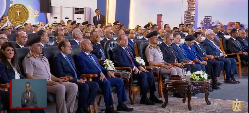 احتفال عيد العمال: الرئيس السيسي يتلقى درع الاتحاد العام لنقابات عمال مصر