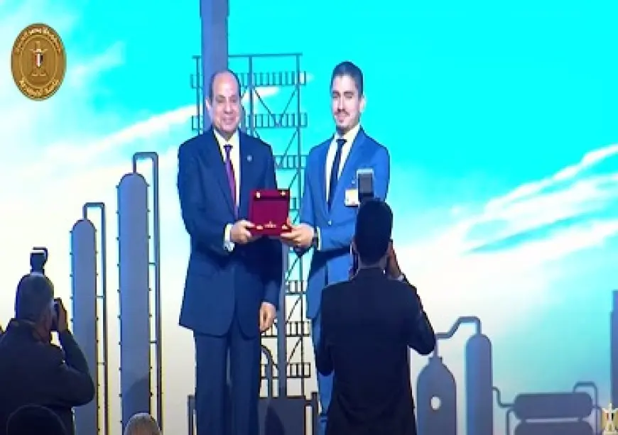 الرئيس السيسي يمنح تكريمًا لعدد من النماذج المتميزة في مجالات العمل المتنوعة