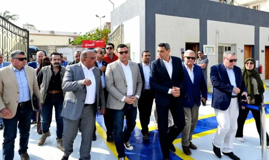وزير الإسكان يقوم بجولة تفقدية لمحطتي رفع مياه الصرف الصحي في حي السويس