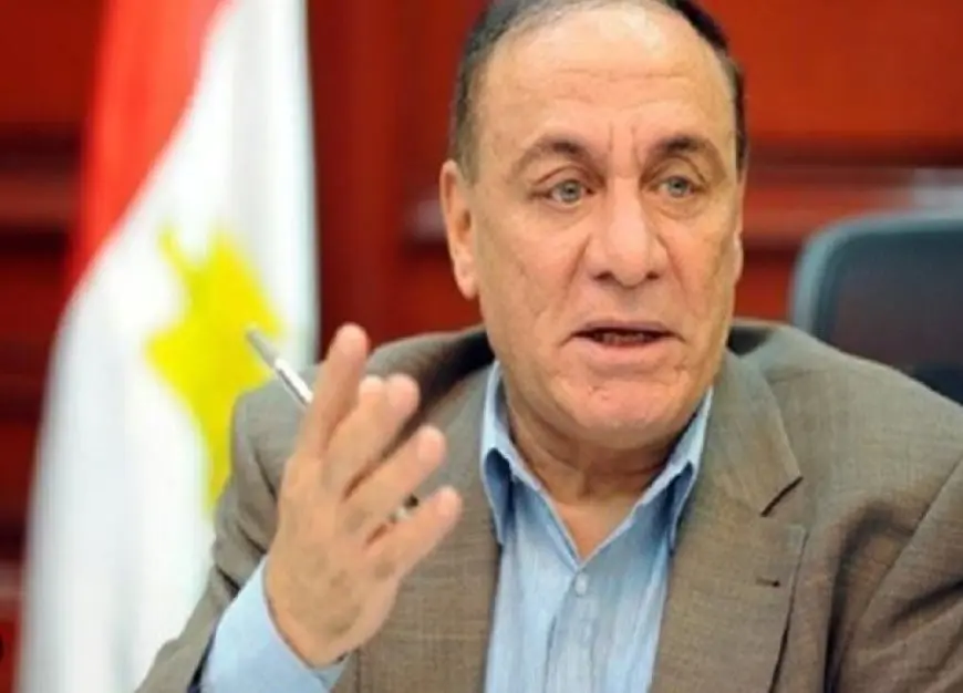 سمير فرج: مصر تملك شعباً صامداً في مواجهة التحديات، مستشهداً بكلمات ماكرون للصحفيين.