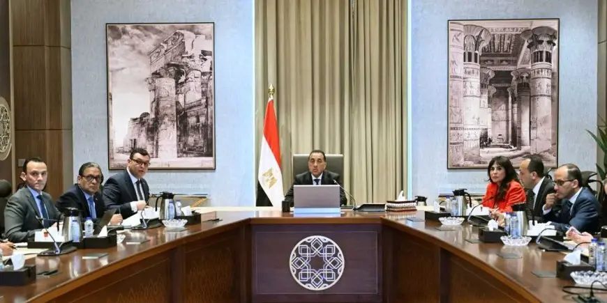 رئيس الوزراء يدخل في اجتماع مثير مع وزير الإسكان لمناقشة ملفات العمل!