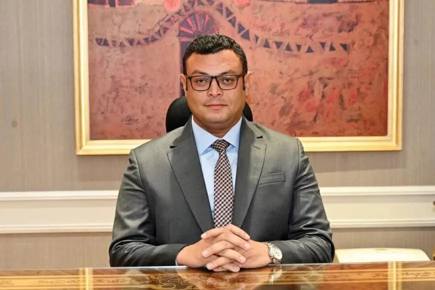 بالصور: وزير الإسكان يفاجئ بتفقد مشروع خط المياه الرائع في العين السخنة!