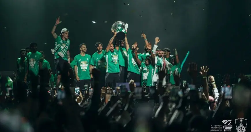 الأهلي يحتفل مع جماهيره ومحرز يَعِد بالتتويج بالدوري السعودي بعد البطولة الآسيوية