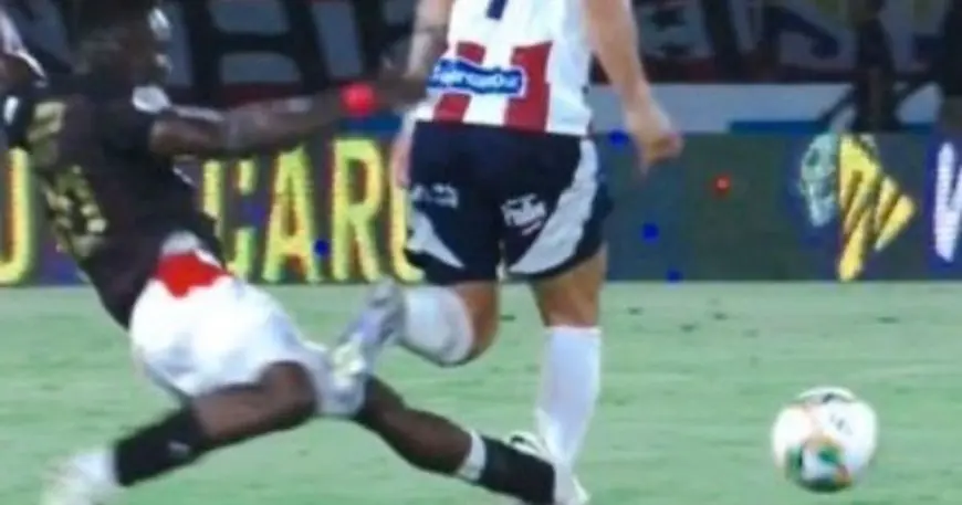 إعاقة إجرامية وعنيفة في الدوري الكولومبي وطرد مباشر بدون تردد