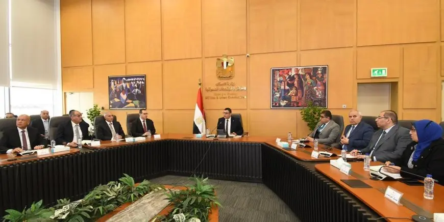 وزير الإسكان يعقد اجتماعاً حاسماً لمناقشة التحديات العقارية مع رؤساء الأجهزة!