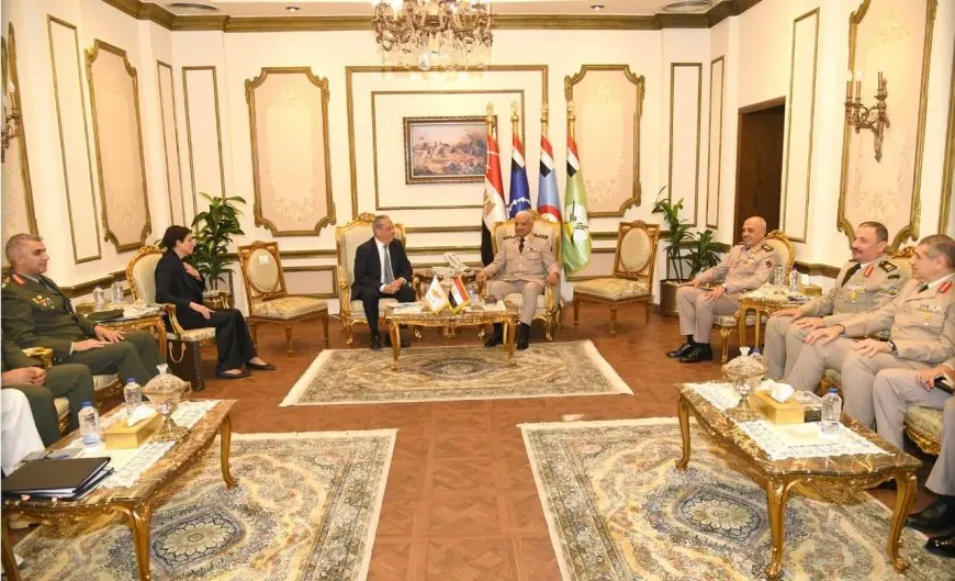 “وزير الدفاع يكشف عن مفاوضات ساخنة مع نظيره القبرصي حول أخبار ساخنة في الشرق الأوسط وعالميًا!”